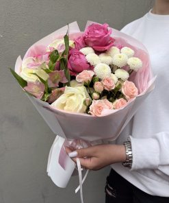 Розы в ярком кимоно